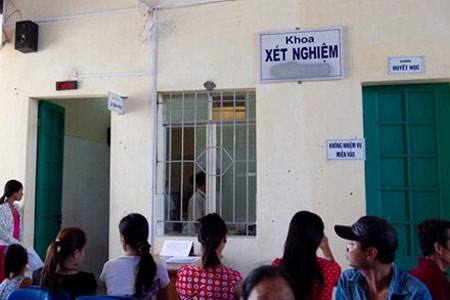 Bệnh[-]nhân[-]vẫn[-]đến[-]xét[-]nghiệm[-]máu[-]rất[-]đông[-]ở[-]BV[-]Đa[-]khoa[-]Hoài[-]Đức[-](chụp[-]chiều[-]5/8).